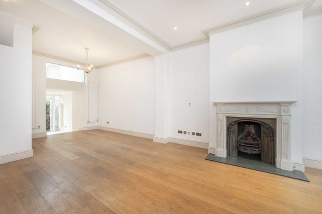 Terraced house to rent in Queensdale Road, London