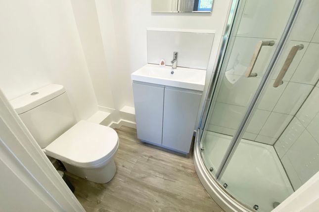 Ensuite 4, 186, Hearsall Lane, Coventy photo 2