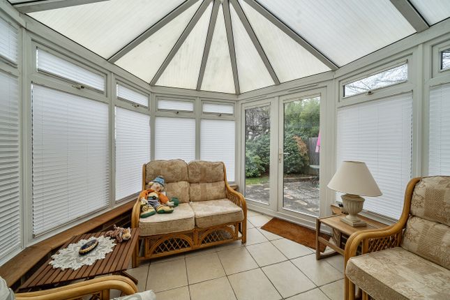 2, Geales Crescent, Hampshire photo 4
