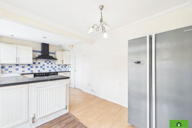 8, Margaret Close, Romford photo 4
