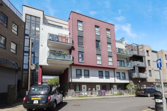 Thumbnail Flat for sale in 3 Oakes Mews, London