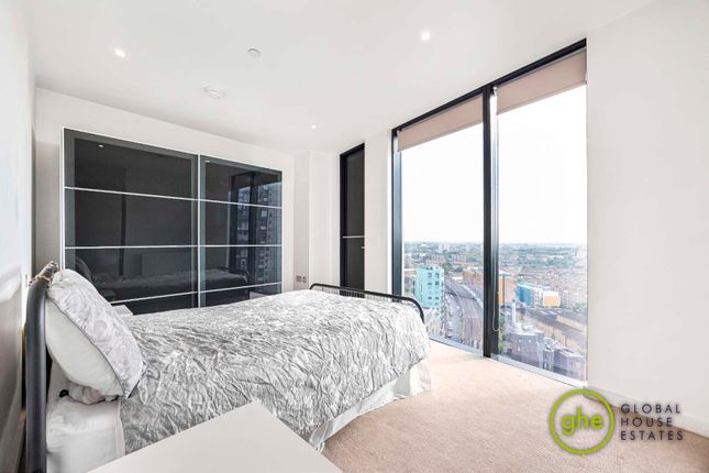 Flat for sale in Strata Tower, Elephant And Castle, London