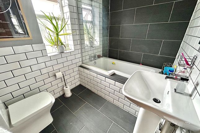 14 Morningside Drive, Manchester photo 4
