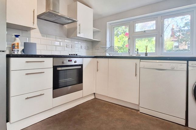 25, Convent Gardens, Ealing photo 2