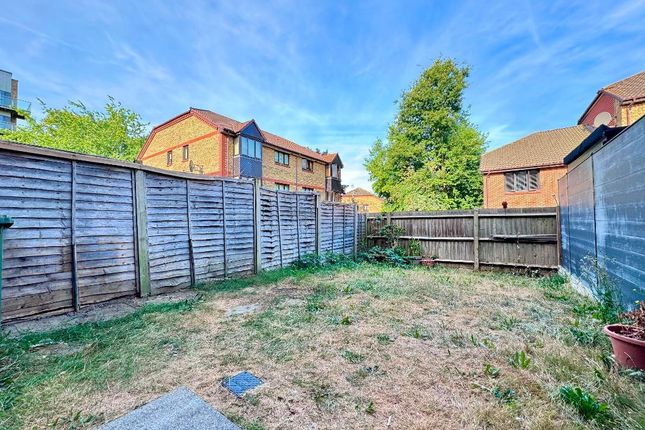 20, Fellowship Close, Dagenham photo 3