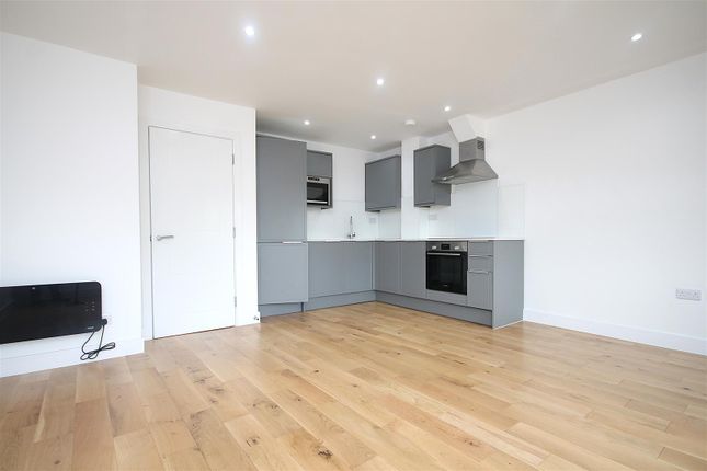 Flat 16 Stocks House, North Street, Leatherhead photo 4