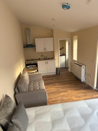 61c, Stanley Road, Ilford photo 3