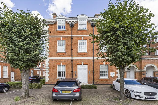 Thumbnail Flat for sale in Queen Victoria House, Bluecoats Avenue, Hertford