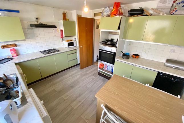 21, Blossom Close, Ealing photo 4