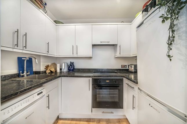 Flat to rent in St. Georges Drive, London