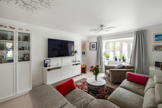 4, Fitzalan Place, Crawley photo 4