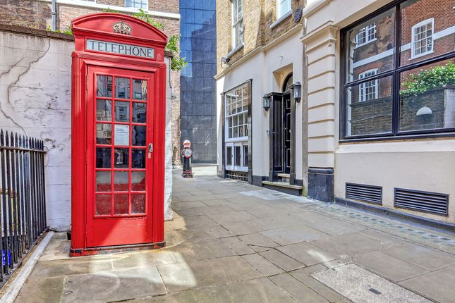 8 Red Lion Court, London photo 3