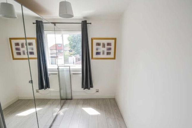 Flat to rent in Old Park Mews, Heston