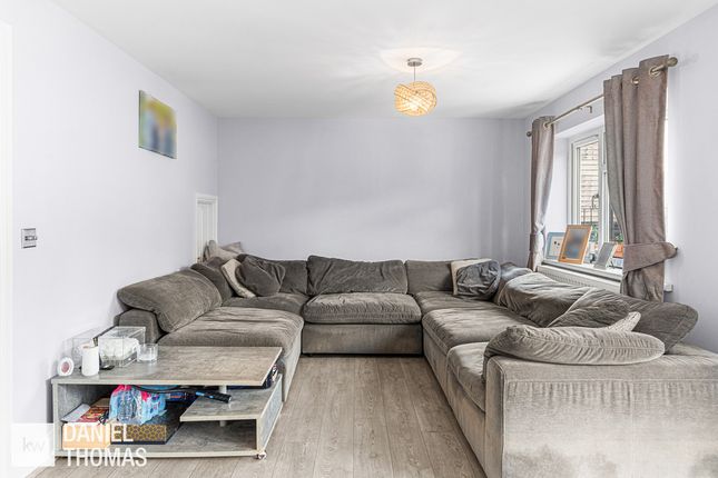 32, Edward Court, Waltham Abbey photo 4