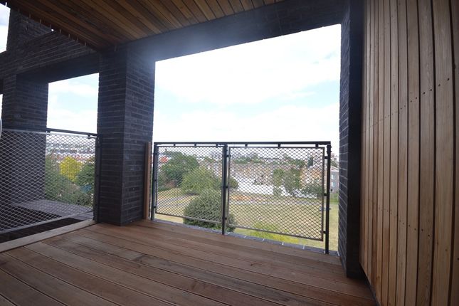 Flat 10, Cube Building, London photo 5