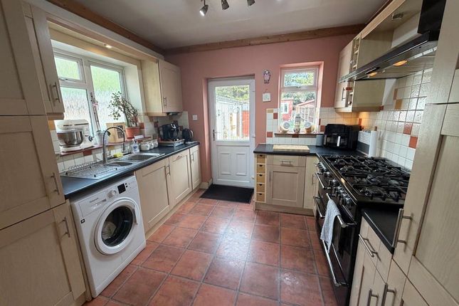 32, Letchworth Avenue, Feltham photo 3
