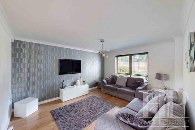 25 Delrogue Road, Crawley photo 4