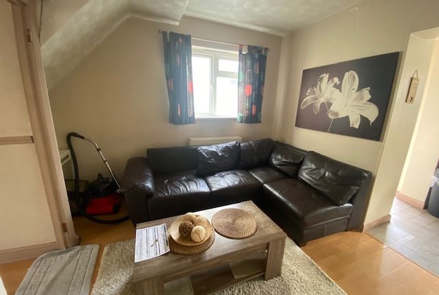 88, Fourth Avenue, Luton photo 3