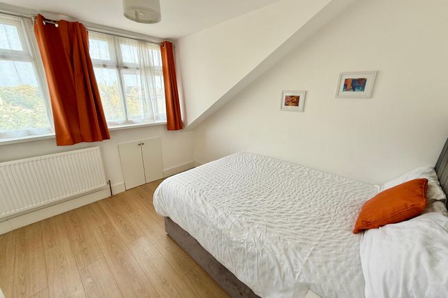 26 St. Georges Avenue, London photo 4