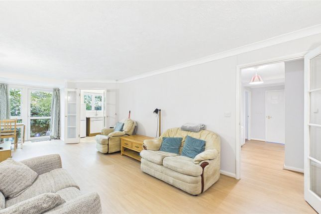 16, Hart Dene Court, Surrey photo 3