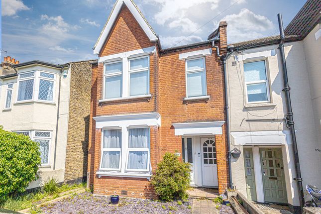 Thumbnail Flat for sale in Lymington Avenue, Leigh-On-Sea