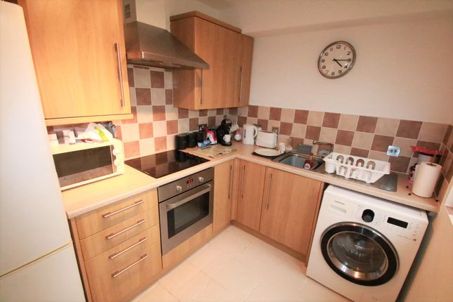 28, Fairbairn Close, Purley photo 2
