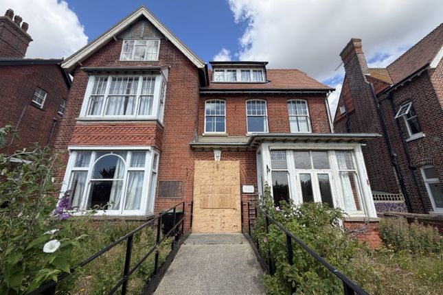 44 Kirkley Cliff Road, Lowestoft photo 2