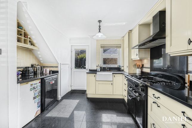 16, Gilbert Drive, Basildon photo 4