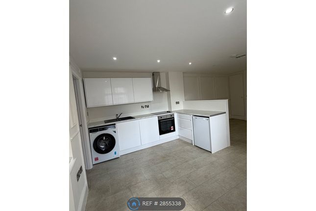 Flat, Station Road Pendlebury, Manchester photo 2