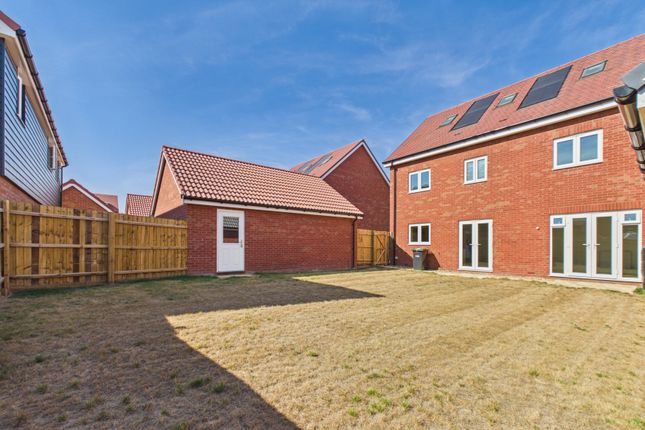 15, Ellis Close, Bury St Edmunds photo 3