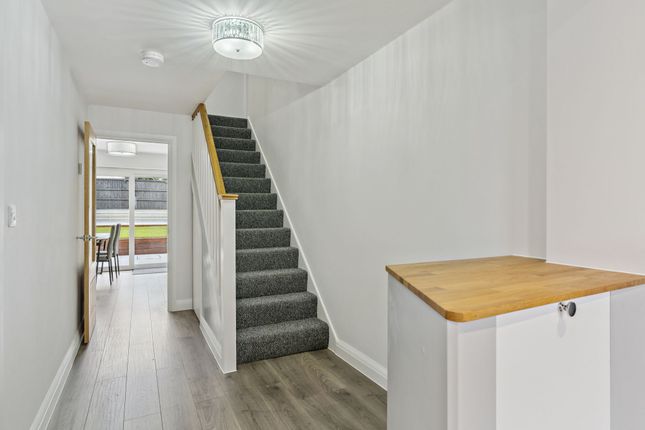 2 Plash Drive, Stevenage photo 2