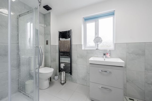 3, Oaklands, Wombourne photo 4