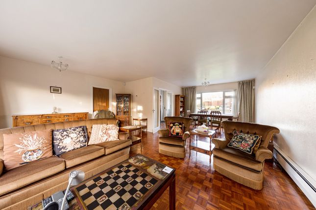 10, Lodge Close, Chigwell photo 3