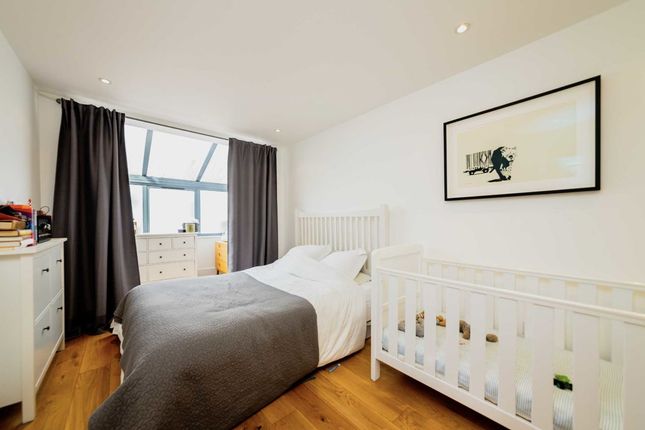 Flat to rent in Golborne Road, London