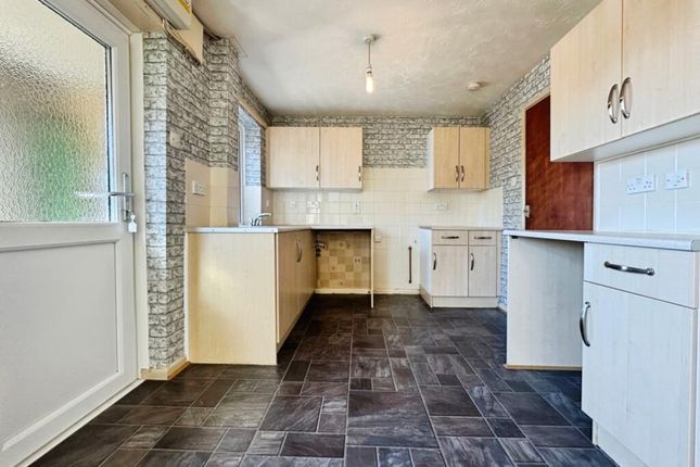 4, Charles Bassett Close, Helston photo 2