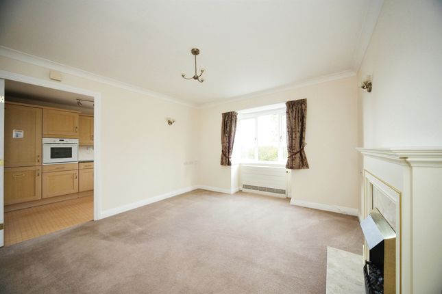Flat for sale in Hancock Drive, Luton