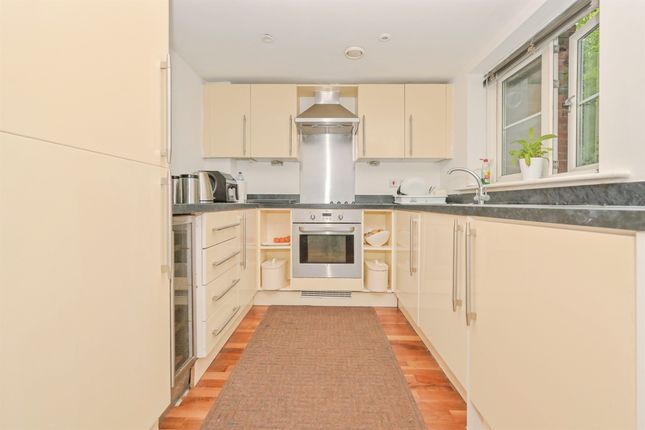 7, Wharf Way, Kings Langley photo 3