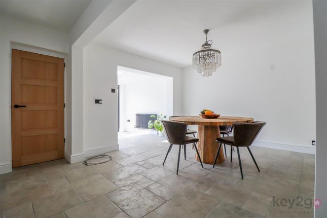 8, Hallowes Rise, Dronfield photo 4