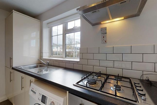 Flat 4, Elm Court, Brackenwood Close, Ilkley photo 2