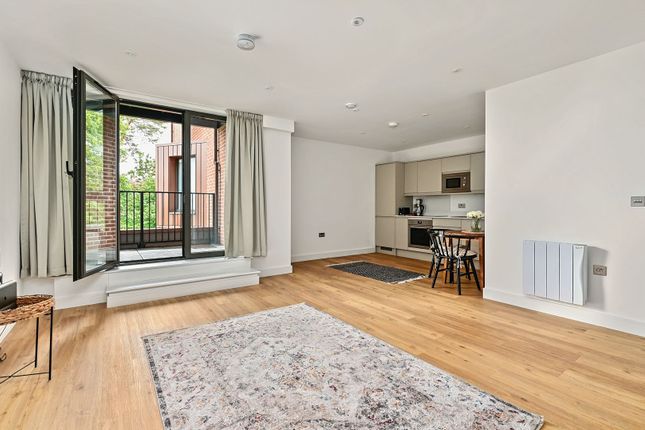 Studio flat on 41 Hillside Place 115-117, Farnborough Road, Farnborough, £1,200/mo