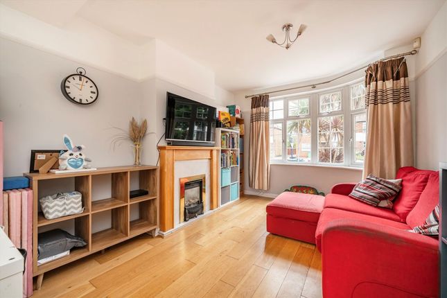 16, Longford Close, Hampton photo 2