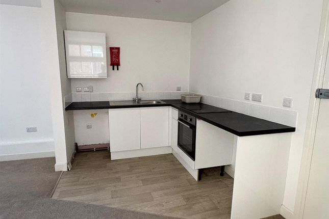 Flat F, Eve Court, Petersfield photo 4