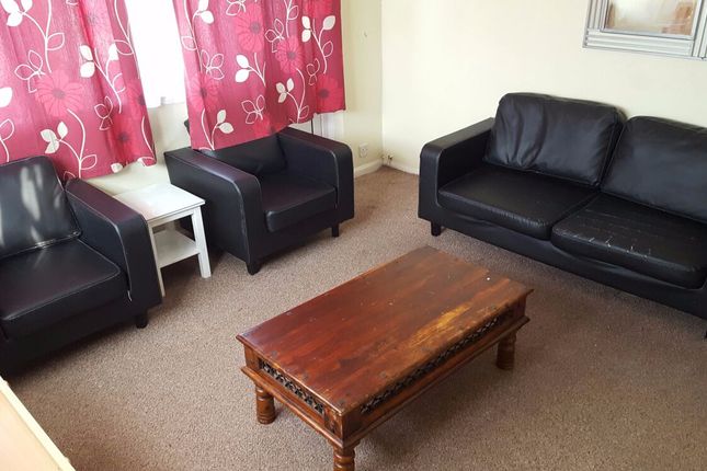7, Hollidge Way, Dagenham photo 4