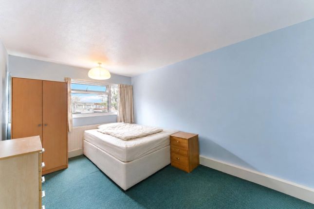 Farnham Gardens, Raynes Park photo 5