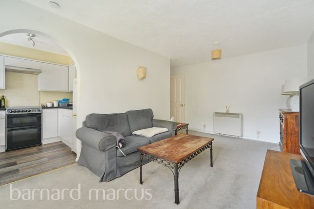 Flat for sale in Cotswold Way, Worcester Park