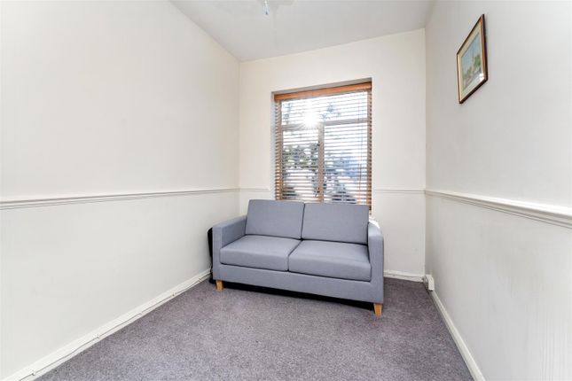 Flat for sale in Buckingham Road, London