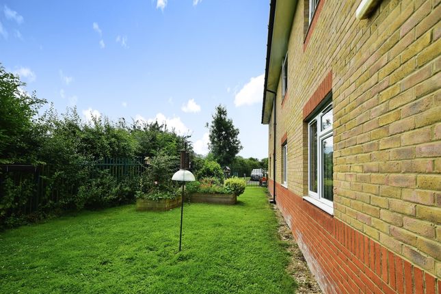 Flat for sale in Kingsdown Road, South Marston, Swindon