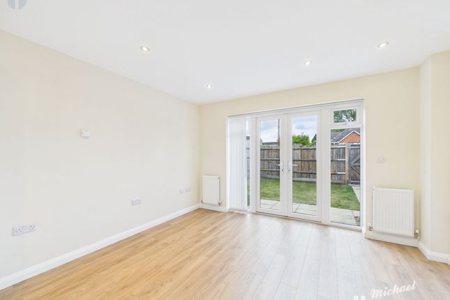 27 Russell Avenue, Aylesbury photo 2
