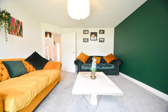 17 Brodie Place, East Calder, West Lothian photo 4