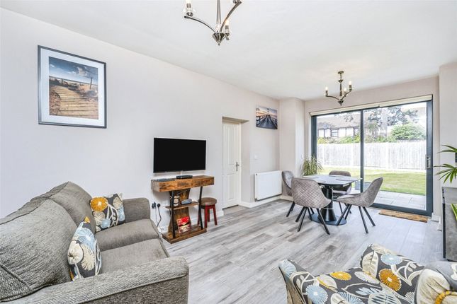 4, Edward Price Close, Neston photo 2